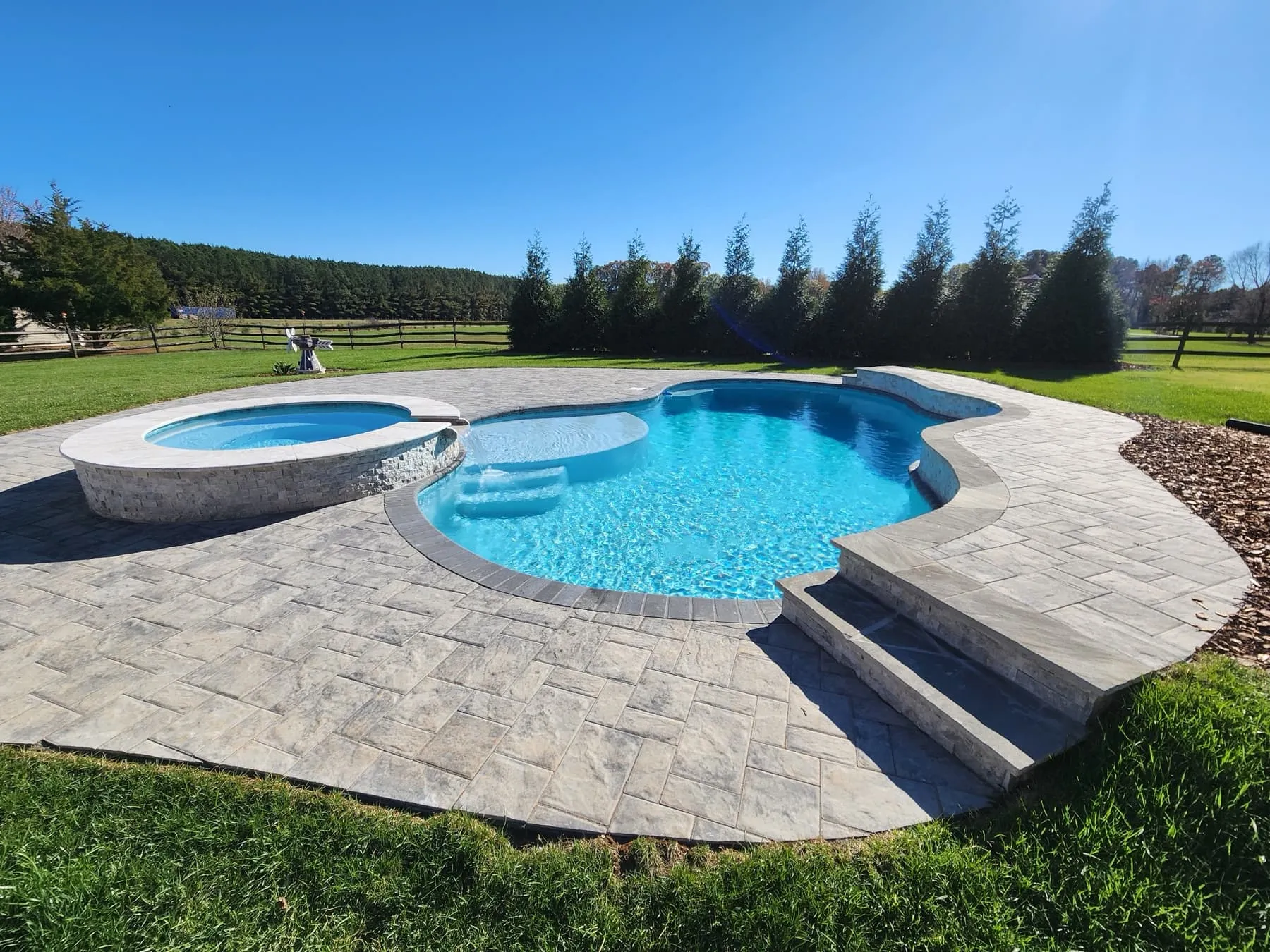 A pool and spa pool built by CPC Pools